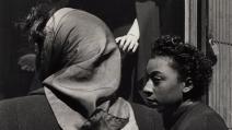 "إمرأتان، يد المانيكان" (1955)، من المعرض