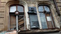 منزلٌ في مدينة أوديسا الأوكرانية يُعتقد أنّ نيكولاي غوغول عاش فيه في مطلع خمسينيات القرن التاسع عشر، كانون الثاني/ يناير 2020 (Getty)