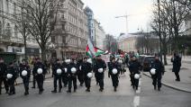 عناصر من الشرطة النمساوية تسدُّ مداخل أحد الشوارع في وجه تظاهرة داعمة للحقّ الفلسطيني، فيينا، 2 آذار/ مارس 2024 (Getty)