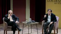 خافيير ثيركاس في الحوار الصحافي مع الكاتب والروائي سلمان رشدي، مدريد، 20 أيار/ مايو (Getty) 