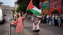 متظاهرون أمام محطة القطار الرئيسية في هلسنكي يطالبون بوقف المجازر الإسرائيلية في غزّة، 31 أيار/ مايو 2024 (Getty)